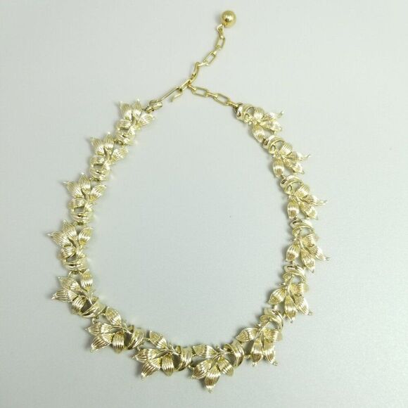 Vintage Leaf Design Gold Tone Panel Collar Necklace, Adjustable Hook Clasp - Picture 3 of 7